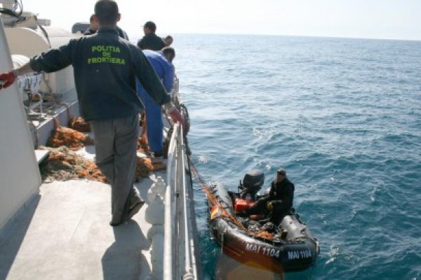 Pescar răsturnat cu ambarcaţiunea, salvat de poliţiştii de frontieră